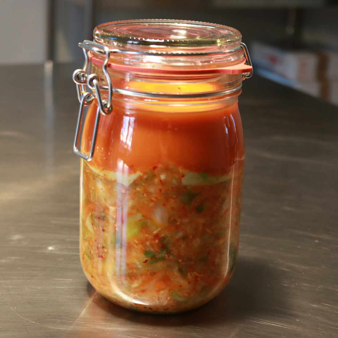 Kimchi aus Spitzkohl. Fermentieren im Drahtbügelglas